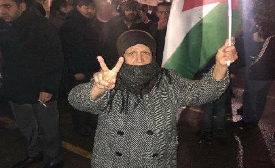 محتجون يغلقون الشارع المؤدي للدوار الرابع محتجون يغلقون الشارع المؤدي للدوار الرابع