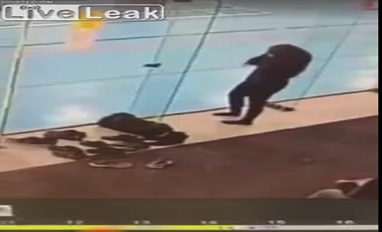 فيديو: حسناء تتعرض لموقف محرج 3 مرات متتالية فيديو: حسناء تتعرض لموقف محرج 3 مرات متتالية
