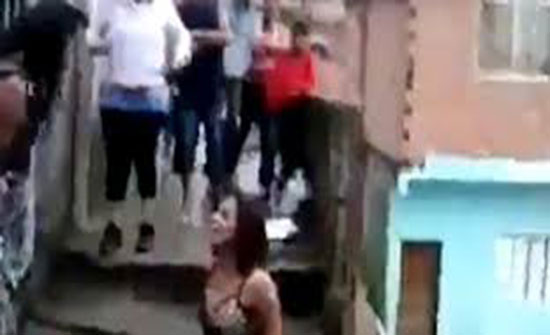«خناقة» بين سيدتين على سلم والنهاية مروعة (فيديو) «خناقة» بين سيدتين على سلم والنهاية مروعة (فيديو)