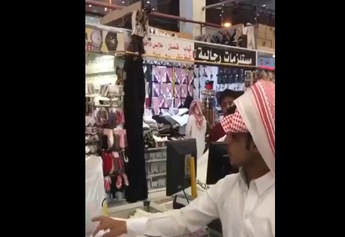 فيديو| سيدة تعمل بائعة في محل مستلزمات رجالية بالسعودية تثير جدلاً واسعاً فيديو| سيدة تعمل بائعة في محل مستلزمات رجالية بالسعودية تثير جدلاً واسعاً