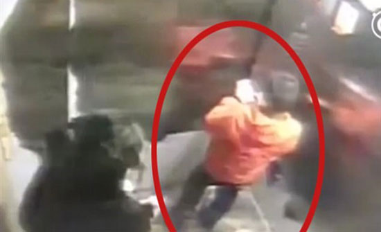 أم تقتل طفلها بسبب ضياع هاتفه المحمول .. فيديو أم تقتل طفلها بسبب ضياع هاتفه المحمول .. فيديو
