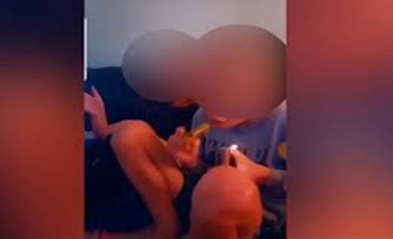 (فيديو) : أم تستخدم أطفالها في بيع المخدرات وتدخينها (فيديو) : أم تستخدم أطفالها في بيع المخدرات وتدخينها