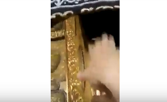 بالفيديو : معتمر يدعو على فاسدي الاردن عند الكعبة المشرفة بالفيديو : معتمر يدعو على فاسدي الاردن عند الكعبة المشرفة