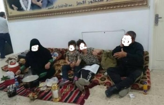 عائلة وفِراشها أمام مكتب رئيس بلدية المزار الشمالي عائلة وفِراشها أمام مكتب رئيس بلدية المزار الشمالي
