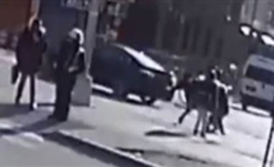 رد فعل امرأة سحلها لص لسرقة حقيبتها (فيديو) رد فعل امرأة سحلها لص لسرقة حقيبتها (فيديو)