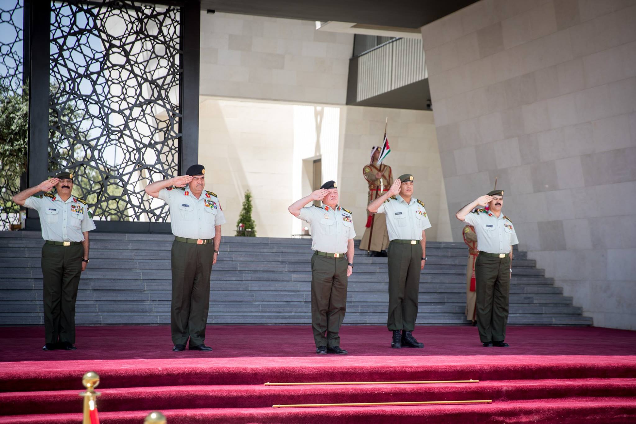 نتيجة بحث الصور عن الملك يسلم علم القائد الأعلى إلى كتيبة جعفر بن أبي طالب الآلية
