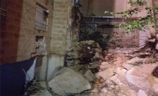 بالصور - انهيار مقطع صخري على بناية سكنية في ضاحية الرشيد بالصور - انهيار مقطع صخري على بناية سكنية في ضاحية الرشيد
