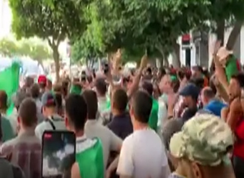 الجزائريون يواصلون التظاهر للجمعة 21 على التوالي تأكيدا على مطلب "مدنية الدولة" الجزائريون يواصلون التظاهر للجمعة 21 على التوالي تأكيدا على مطلب "مدنية الدولة"