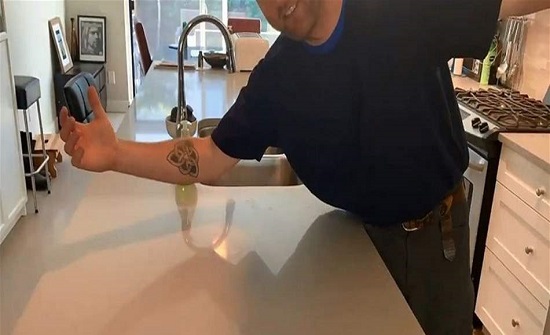 فيديو "إثارة" من رجل إلى زوجته يجتاح الإنترنت! فيديو "إثارة" من رجل إلى زوجته يجتاح الإنترنت!