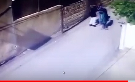شاهدوا بالفيديو : صاحب اسبقيات يضرب فتاة بـ " موس " على وجهها في إربد شاهدوا بالفيديو : صاحب اسبقيات يضرب فتاة بـ " موس " على وجهها في إربد
