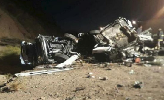 بالفيديو : حادث بعد مطاردة شاحنة عاكست السير على طريق العقبة بالفيديو : حادث بعد مطاردة شاحنة عاكست السير على طريق العقبة