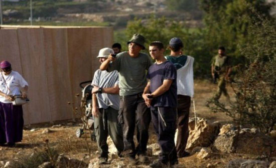 مستوطنون يعتدون على ممتلكات فلسطينيين جنوب نابلس مستوطنون يعتدون على ممتلكات فلسطينيين جنوب نابلس