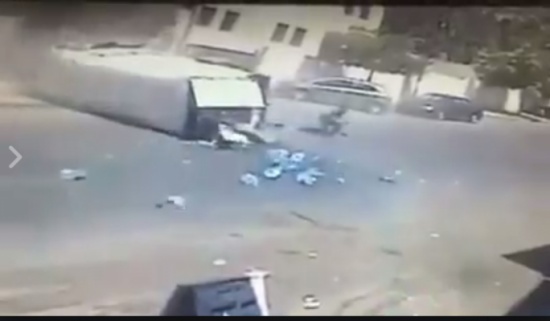 العناية الإلهية تنقذ مواطناً من موت محقق في عمان.. (شاهد) العناية الإلهية تنقذ مواطناً من موت محقق في عمان.. (شاهد)