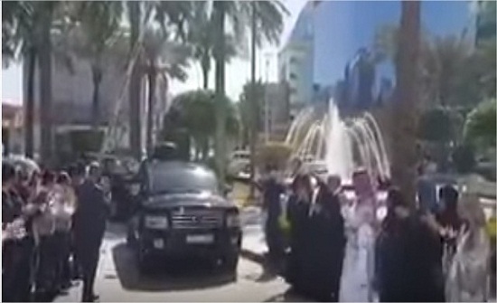 بالفيديو .. هكذا يصل الوليد بن طلال الى مقر شركته بعد اطلاق سراحه بالفيديو .. هكذا يصل الوليد بن طلال الى مقر شركته بعد اطلاق سراحه