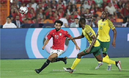 مساعد أجيري ينقذ صلاح من اعتداء الجماهير مساعد أجيري ينقذ صلاح من اعتداء الجماهير