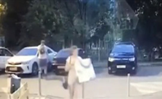رجل ينجو من محاولة قتل بأعجوبة (فيديو) رجل ينجو من محاولة قتل بأعجوبة (فيديو)