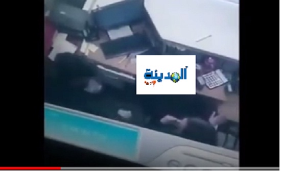 شاهدوا بالفيديو كيف جمع منفذ السطو المسلح على البنك في عبدون الأموال شاهدوا بالفيديو كيف جمع منفذ السطو المسلح على البنك في عبدون الأموال