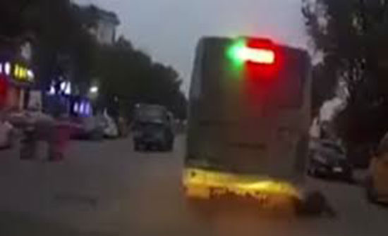 امرأة محظوظة تنجو من الموت دهسا تحت عجلات حافلة (فيديو) امرأة محظوظة تنجو من الموت دهسا تحت عجلات حافلة (فيديو)