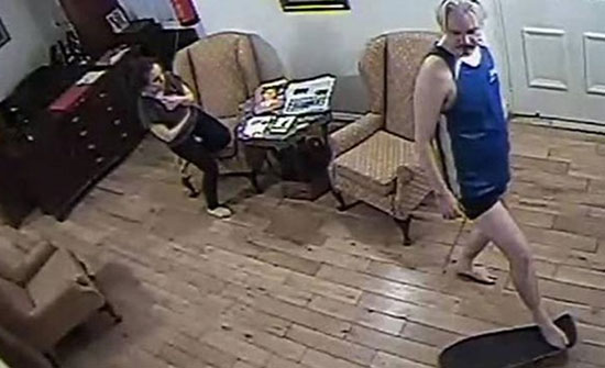 كيف قضى مؤسس "ويكيليكس" وقته بسفارة الإكوادور (شاهد) كيف قضى مؤسس "ويكيليكس" وقته بسفارة الإكوادور (شاهد)