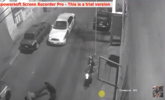 فتاة تفقد الوعي بعد سحلها وسرقة حقيبتها (فيديو) فتاة تفقد الوعي بعد سحلها وسرقة حقيبتها (فيديو)
