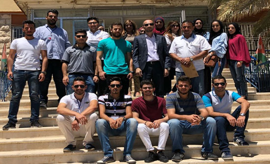 طلبة "عمان العربية" ينفذون مبادرتين لخدمة كبار السن و البيئة طلبة "عمان العربية" ينفذون مبادرتين لخدمة كبار السن و البيئة