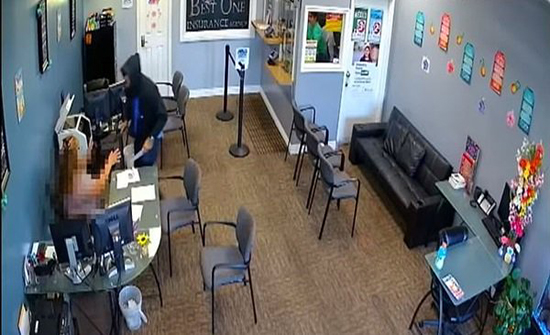 شاهد : رجل عصابة سابق يقتل 4 مسنين في جريمة مرعبة شاهد : رجل عصابة سابق يقتل 4 مسنين في جريمة مرعبة