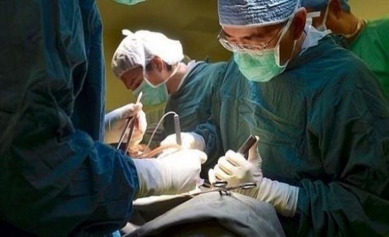 طبيب يترك بطن المريض مفتوحاً 3 ساعات لانشغاله طبيب يترك بطن المريض مفتوحاً 3 ساعات لانشغاله