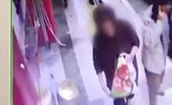 لقطات صادمة لامرأة تسرق بطانية قطة تستدفئ بها في الشارع (فيديو) لقطات صادمة لامرأة تسرق بطانية قطة تستدفئ بها في الشارع (فيديو)