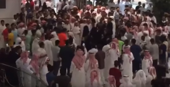 فيديو| تحرش جماعي بفتيات في مركز تجاري بالسعودية!! فيديو| تحرش جماعي بفتيات في مركز تجاري بالسعودية!!