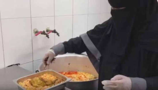 شاهد: استغرق إعدادها 40 ساعة.. طبّاخة سعودية تحكي تجربتها في إعداد الأكلات الشعبية لقادة “قمة القدس” شاهد: استغرق إعدادها 40 ساعة.. طبّاخة سعودية تحكي تجربتها في إعداد الأكلات الشعبية لقادة “قمة القدس”