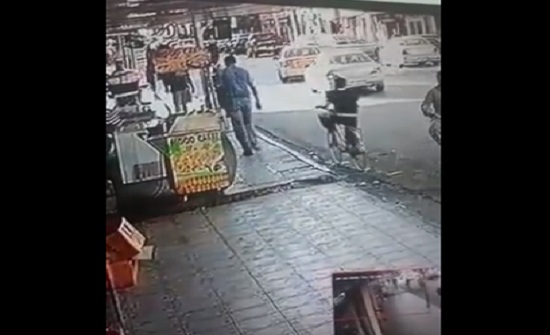 بالفيديو : شرطي ينقذ فتى من الموت تحت عجلات قلاب في المفرق بالفيديو : شرطي ينقذ فتى من الموت تحت عجلات قلاب في المفرق