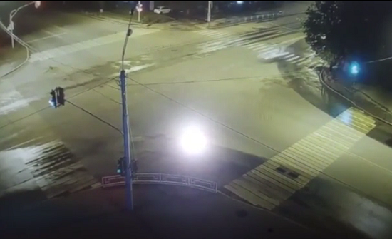 بالفيديو : سيارة نجل أحد أثرياء روسيا تقسم جسد رجل نصفين بالفيديو : سيارة نجل أحد أثرياء روسيا تقسم جسد رجل نصفين
