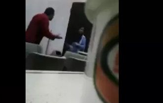 عربي يضبط زوجته بأحضان صديقه ويكشفهما عن طريقة حيلة على واتساب عربي يضبط زوجته بأحضان صديقه ويكشفهما عن طريقة حيلة على واتساب