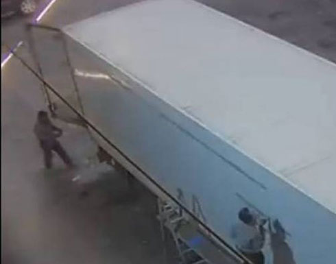 بالفيديو: هكذا تم تجهيز شاحنة لتهريب حبوب الكبتاغون من لبنان الى الخارج بالفيديو: هكذا تم تجهيز شاحنة لتهريب حبوب الكبتاغون من لبنان الى الخارج