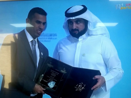 العساف يتسلم جائزة محمد بن راشد للإبداع الرياضي العساف يتسلم جائزة محمد بن راشد للإبداع الرياضي