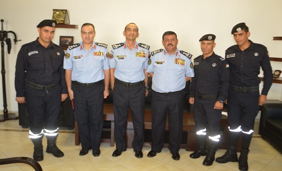 العجرمي يكرم طاقم إحدى دوريات النجدة العجرمي يكرم طاقم إحدى دوريات النجدة