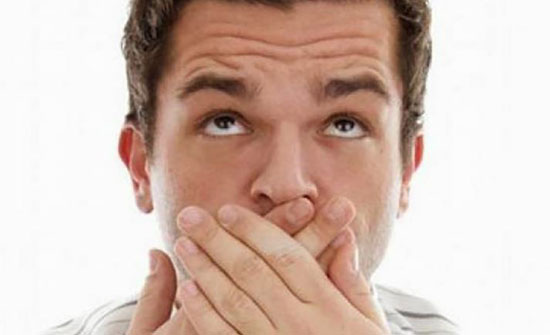 عادة شائعة تزيد رائحة الفم الكريهة عادة شائعة تزيد رائحة الفم الكريهة
