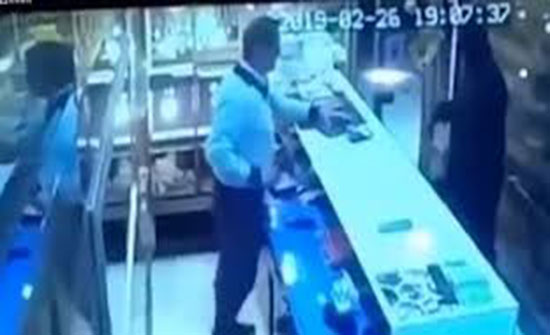 رد فعل صاحب متجر مجوهرات لحظة اقتحام لص وقتل العامل (فيديو) رد فعل صاحب متجر مجوهرات لحظة اقتحام لص وقتل العامل (فيديو)