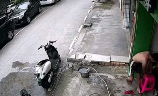 لقطات مروّعة... شاب يتعرّض لصعق كهربائي مخيف لقطات مروّعة... شاب يتعرّض لصعق كهربائي مخيف
