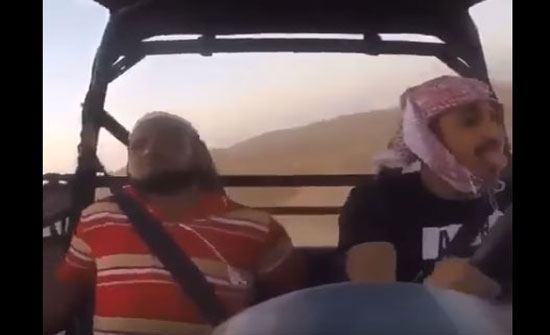 لحظة انقلاب سيارة أكثر من مرة يستقلها شابان (فيديو) لحظة انقلاب سيارة أكثر من مرة يستقلها شابان (فيديو)