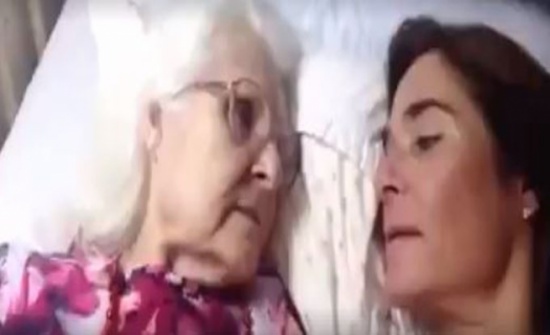 بالفيديو....رد فعل امرأة تذكرتها والدتها مريضة ألزهايمر بالفيديو....رد فعل امرأة تذكرتها والدتها مريضة ألزهايمر