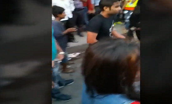 بالفيديو : مشاجرة عنيفة بين مجموعة من الفتيات وسط الشارع بالفيديو : مشاجرة عنيفة بين مجموعة من الفتيات وسط الشارع