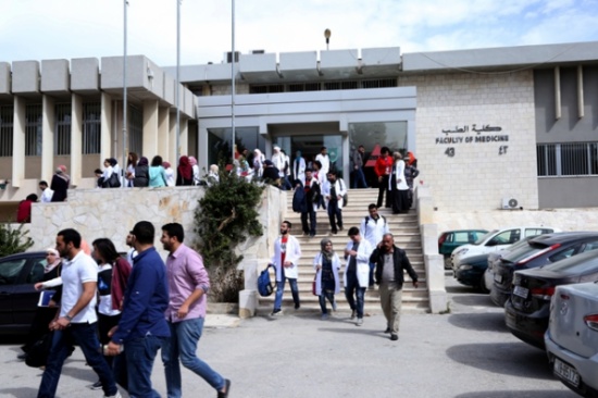 "طب الأردنية" تحتفي بخريجي الفوج الـ15 وأوائل الفوج الأربعين "طب الأردنية" تحتفي بخريجي الفوج الـ15 وأوائل الفوج الأربعين