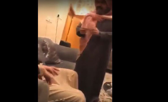 سعودي مشهور يهين عاملاً بطريقة مذلة (فيديو) سعودي مشهور يهين عاملاً بطريقة مذلة (فيديو)
