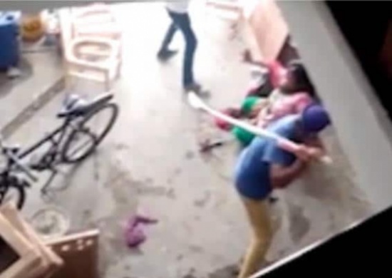شاهد بالفيديو: لأنها أنجبت بنتًا.. امرأة هندية تتعرض للضرب المبرح من زوجها وشقيقه شاهد بالفيديو: لأنها أنجبت بنتًا.. امرأة هندية تتعرض للضرب المبرح من زوجها وشقيقه