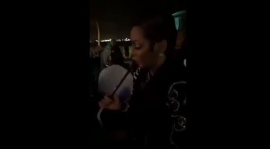 بالفيديو والصور.. مسؤولة إعلامية سعودية تثير جدلا واسعا بعد ظهورها في أوضاع مخلة! بالفيديو والصور.. مسؤولة إعلامية سعودية تثير جدلا واسعا بعد ظهورها في أوضاع مخلة!