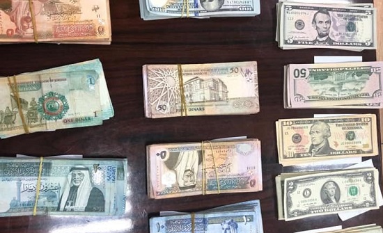 القبض على منفذي عملية السلب في وسط البلد واعادة المبالغ المالية - صورة القبض على منفذي عملية السلب في وسط البلد واعادة المبالغ المالية - صورة
