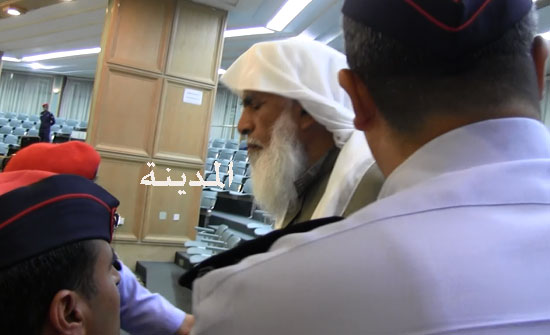 شاهد بالفيديو .. شيخ أردني يصرخ .. سيدي الرزاز يا رئيس الحكومة شاهد بالفيديو .. شيخ أردني يصرخ .. سيدي الرزاز يا رئيس الحكومة