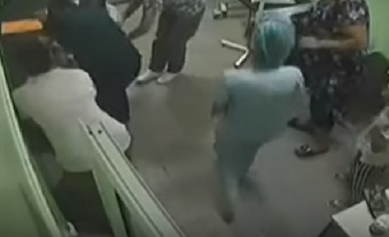 طبيب ينقذ حياة صبي أمام والديه (فيديو) طبيب ينقذ حياة صبي أمام والديه (فيديو)