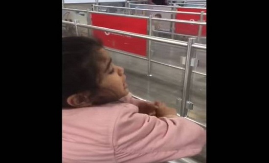 فيديو| طفلة في وداع مؤثر لوالدها بسبب ذهابه للعمل! فيديو| طفلة في وداع مؤثر لوالدها بسبب ذهابه للعمل!
